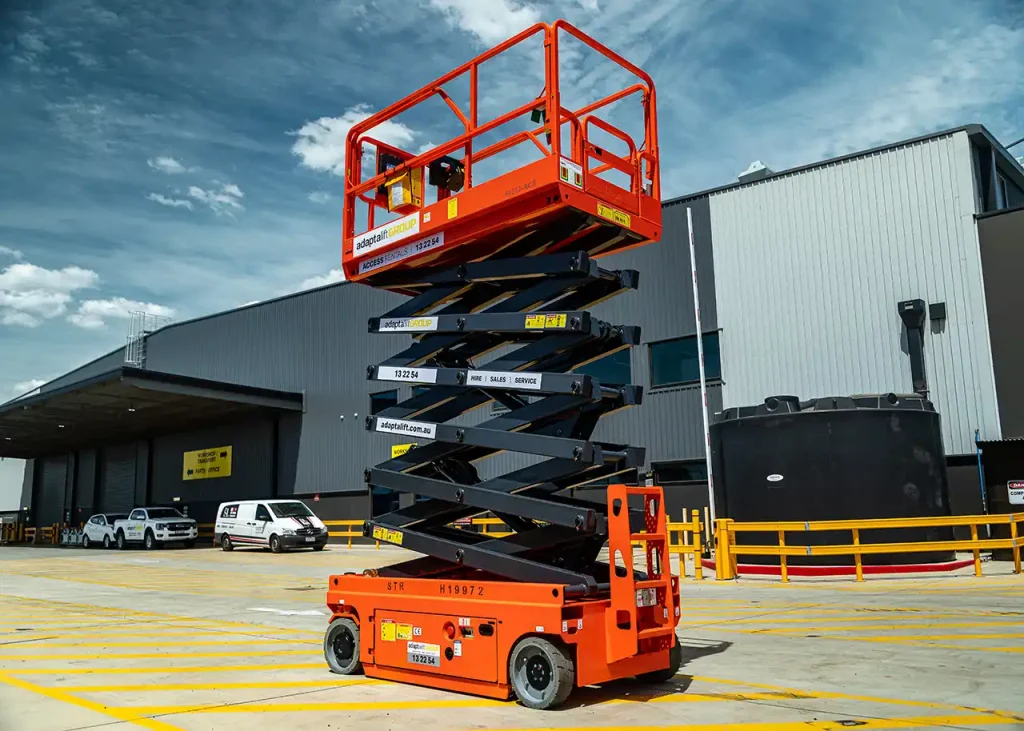 Sewa Scissor Lift Bandung – Solusi Pekerjaan Vertikal yang Stabil & Aman